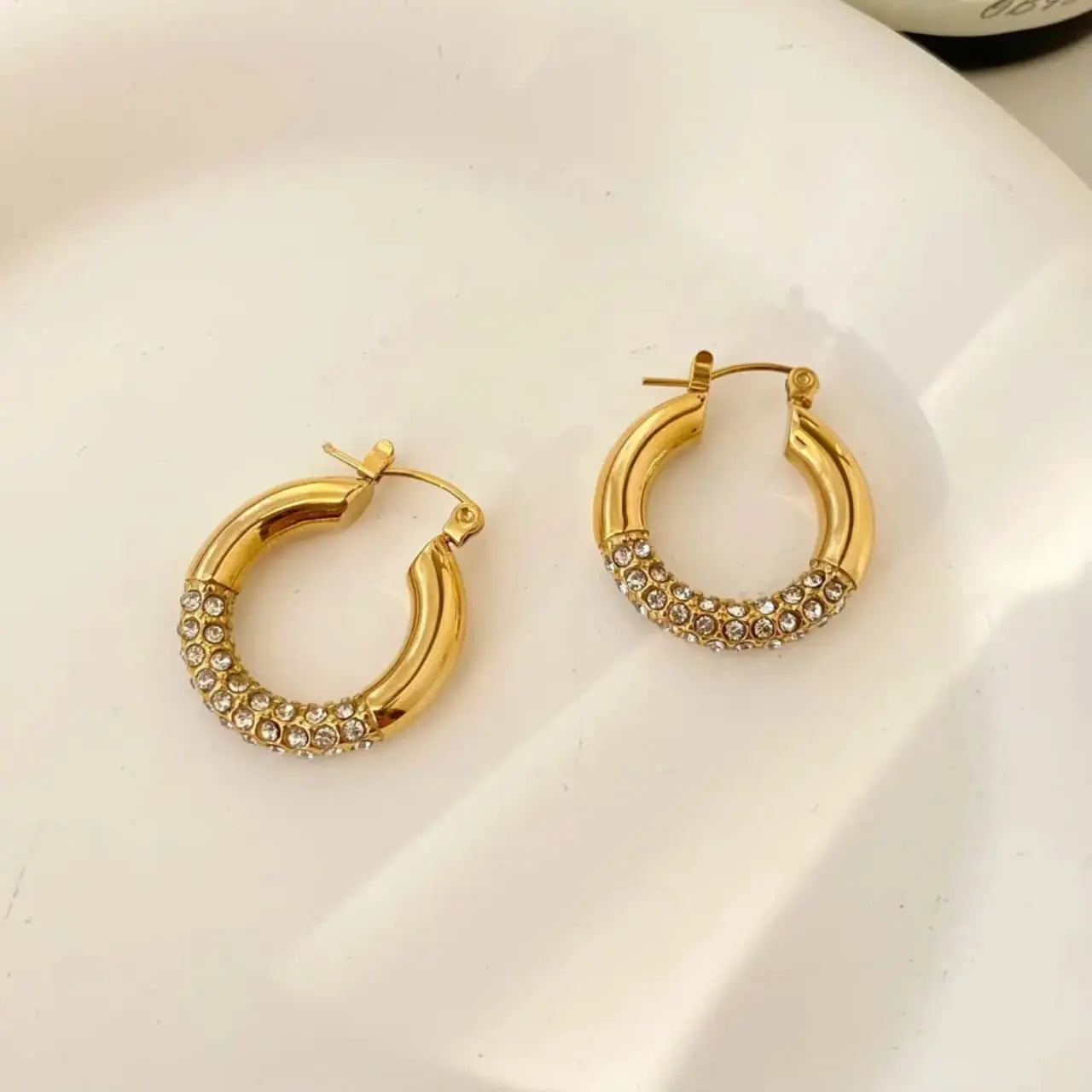 Artificial jewelleryAKaccessories