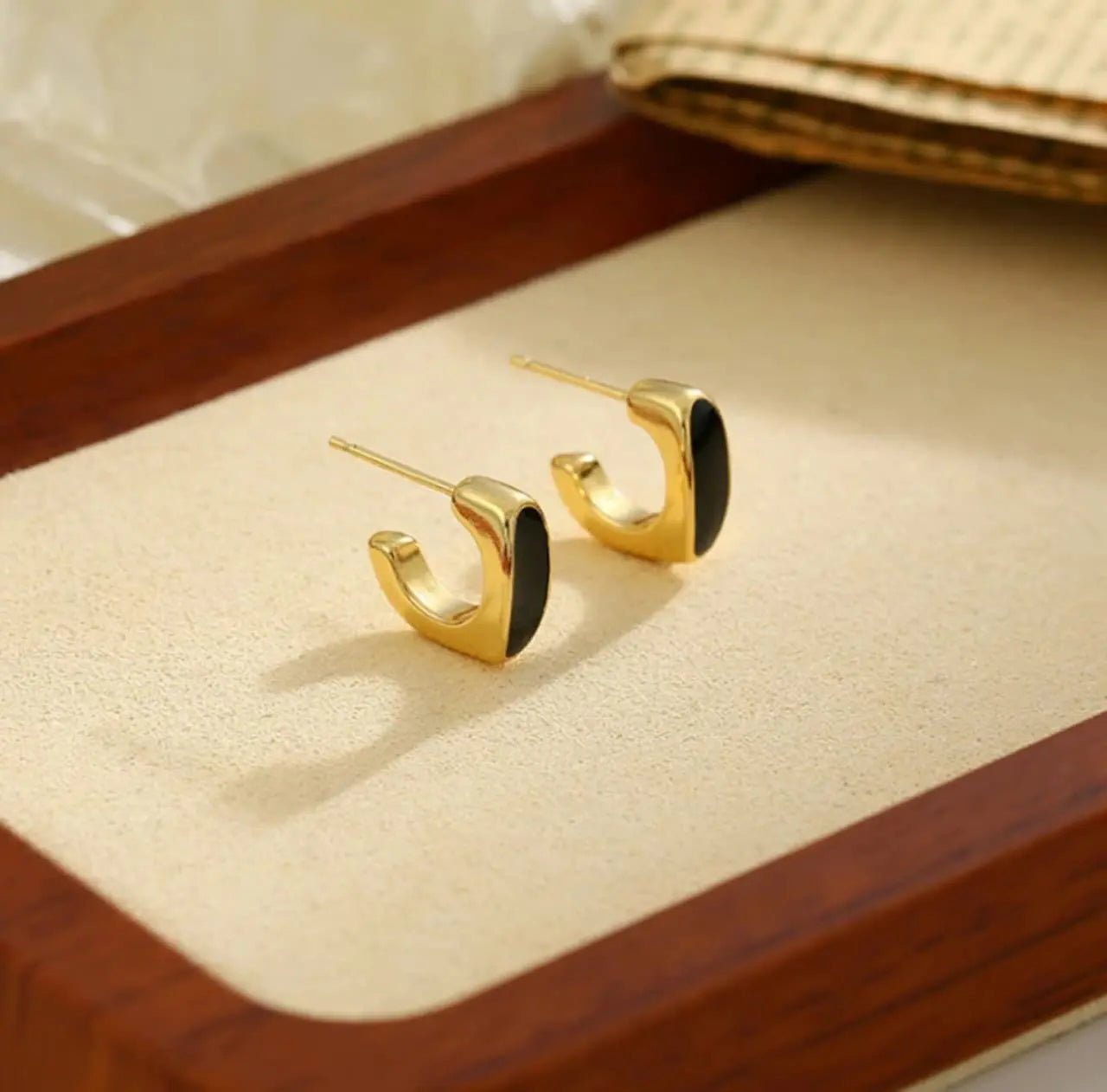 Artificial jewelleryAKaccessories