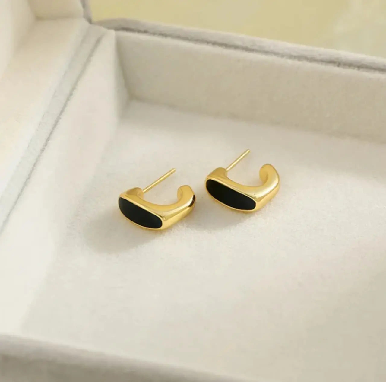 Artificial jewelleryAKaccessories