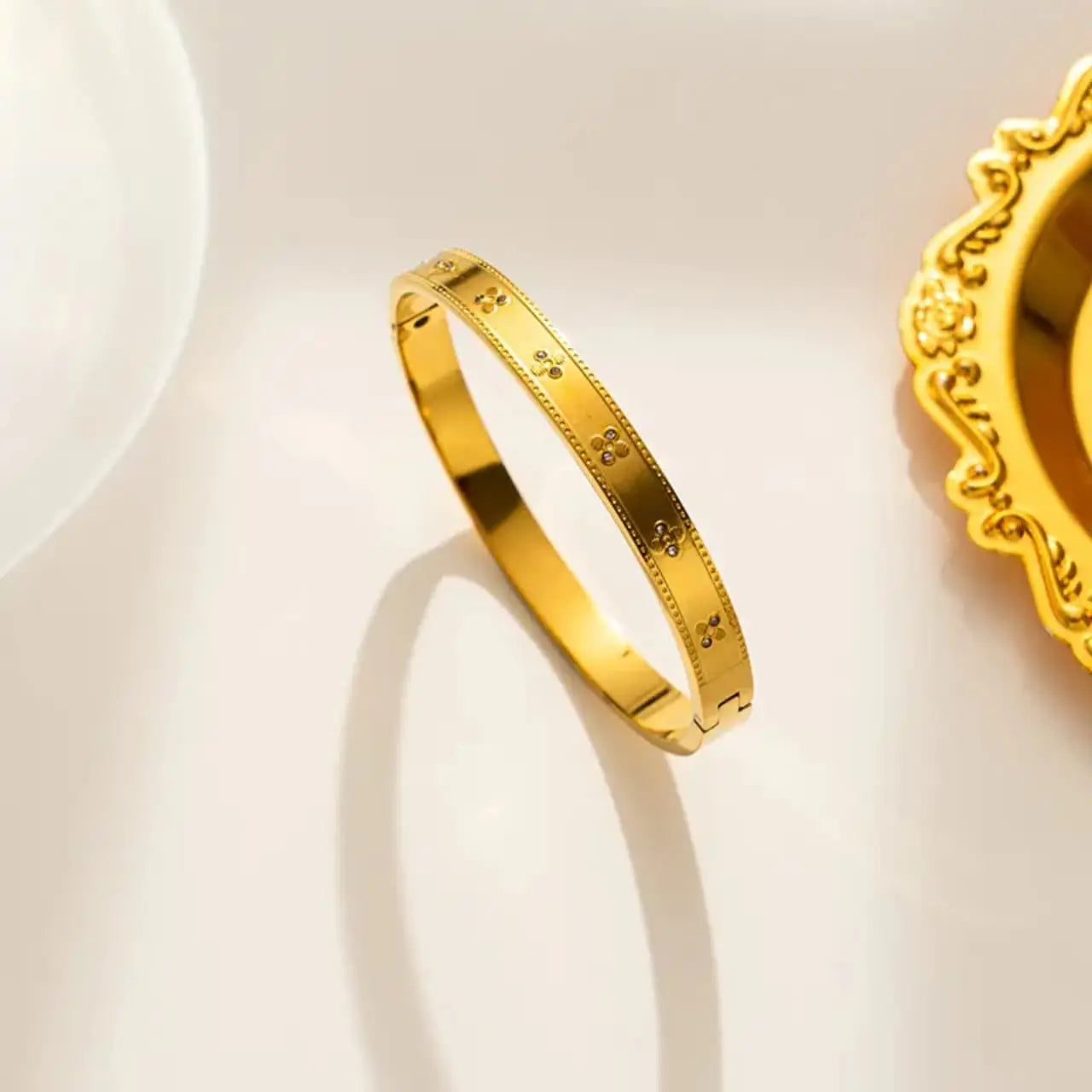 Artificial jewelleryAKaccessories