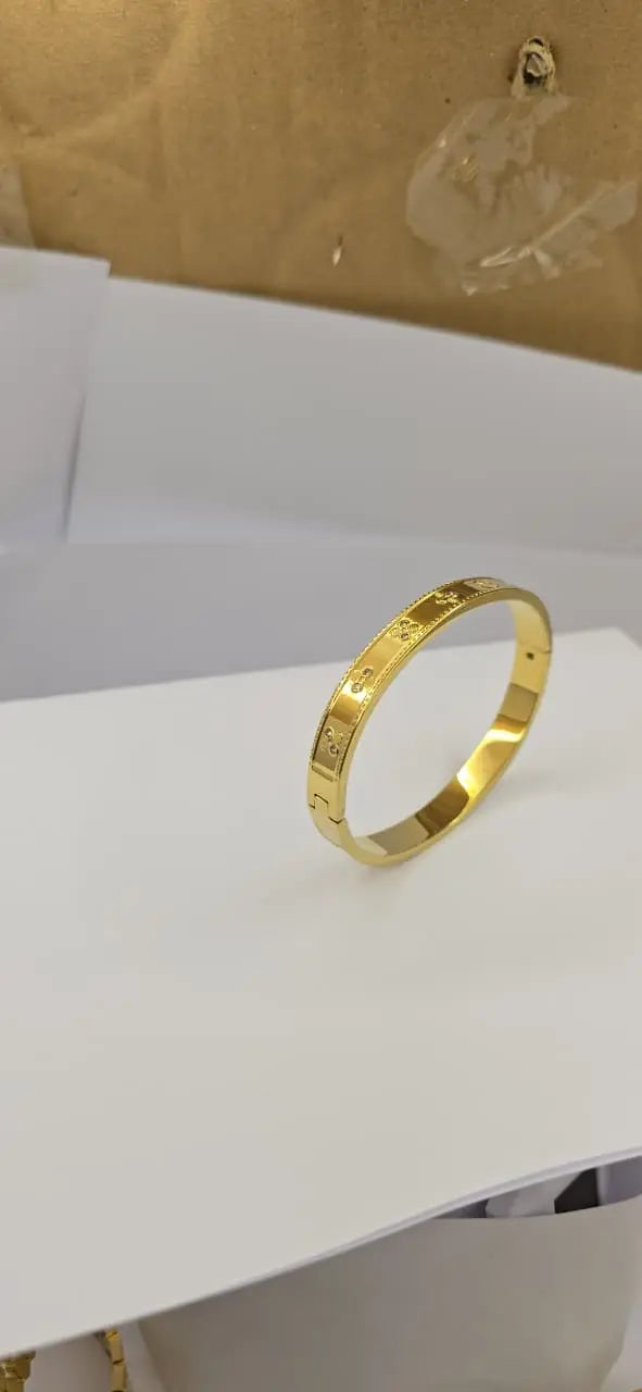 Artificial jewelleryAKaccessories