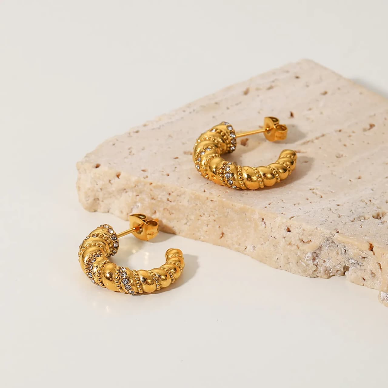 Artificial jewelleryAKaccessories