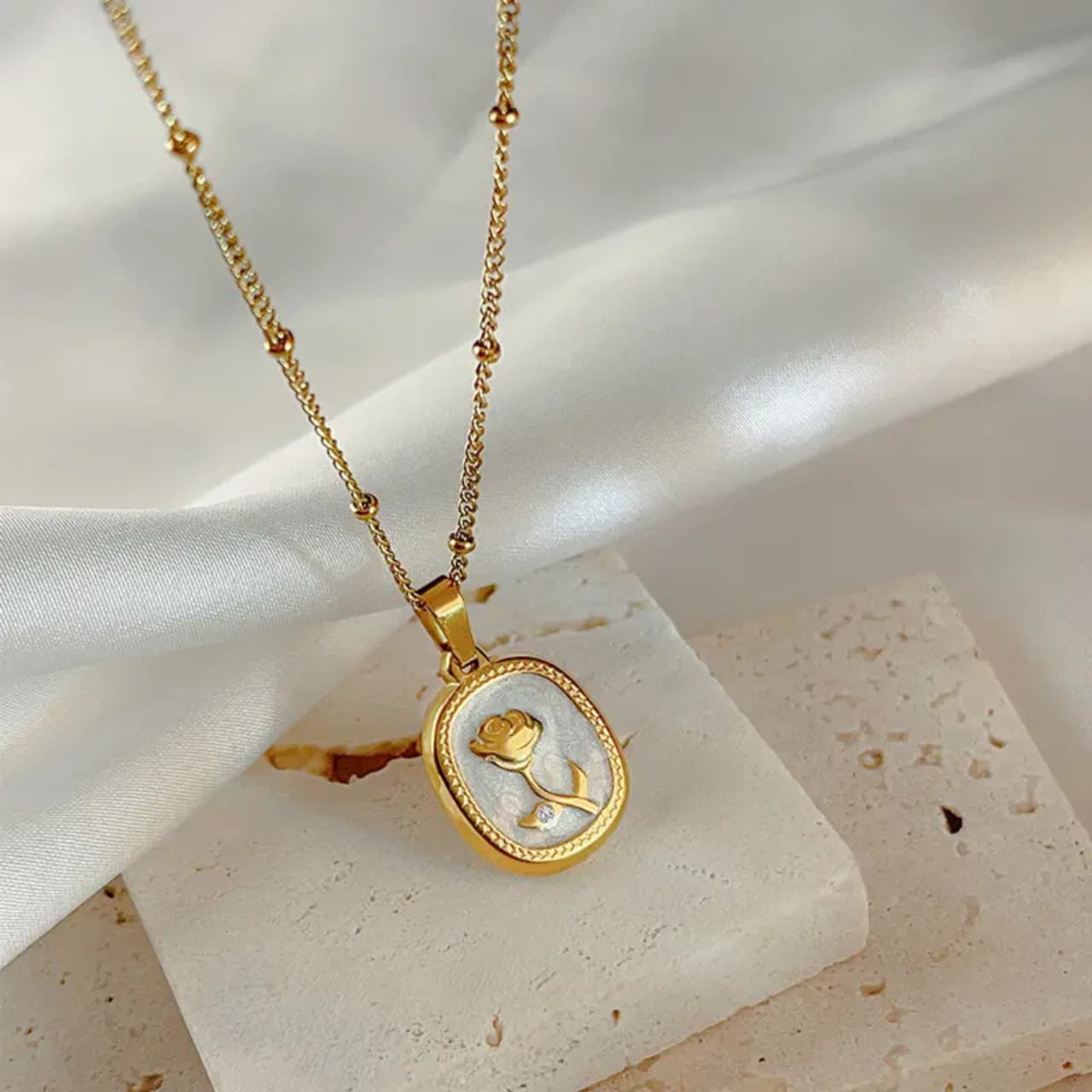 Round White Rose Necklace